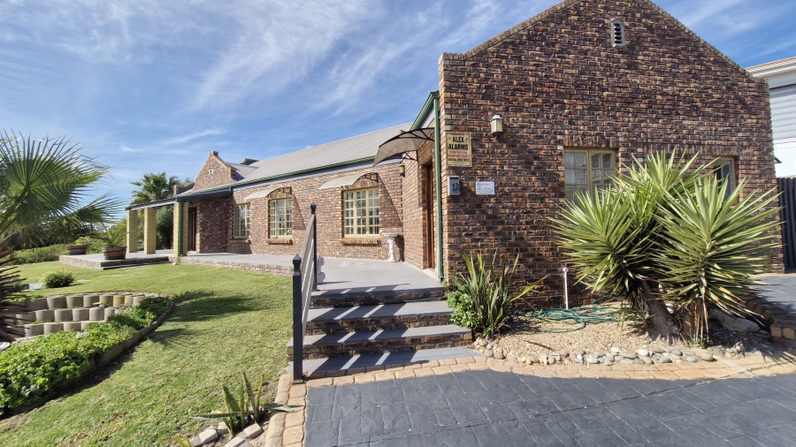 5 Bedroom Property for Sale in Middedorp Western Cape